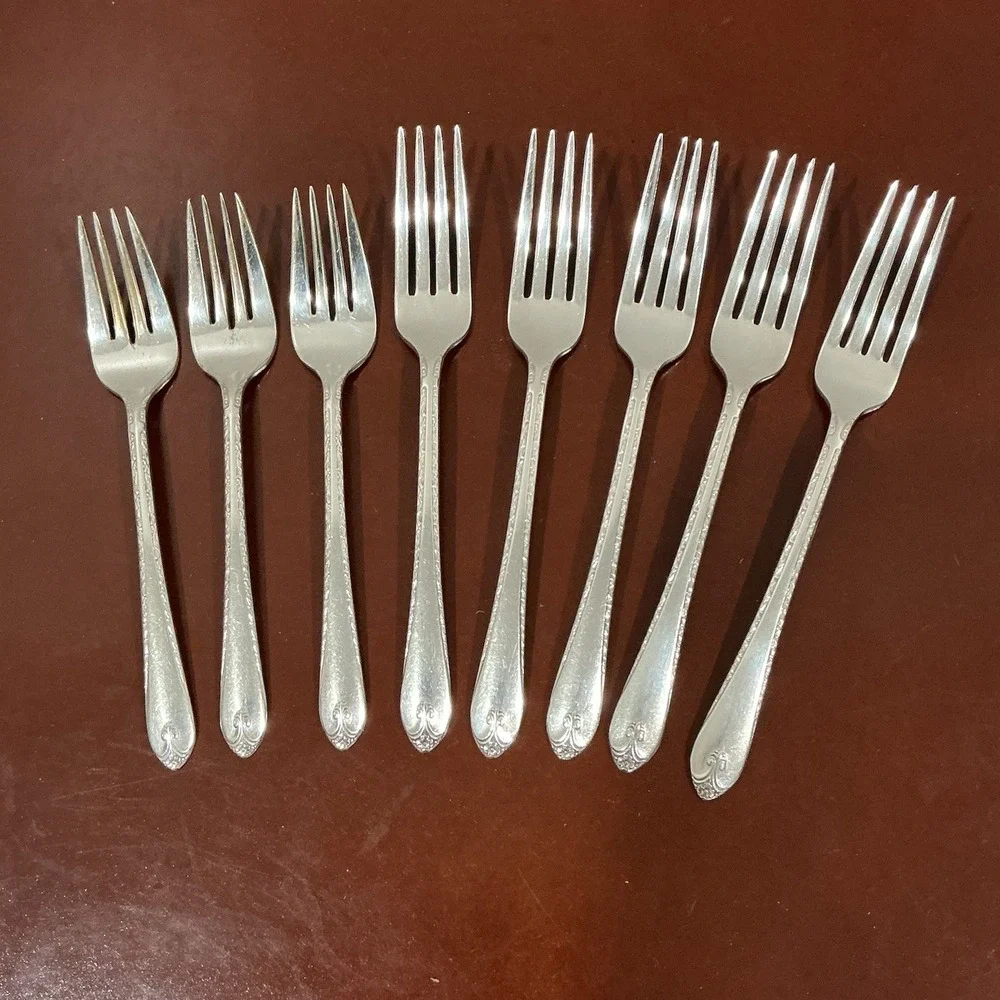 WM A ROGERS Exquisite silver plate flatware‎ 39 pieces with case great condition